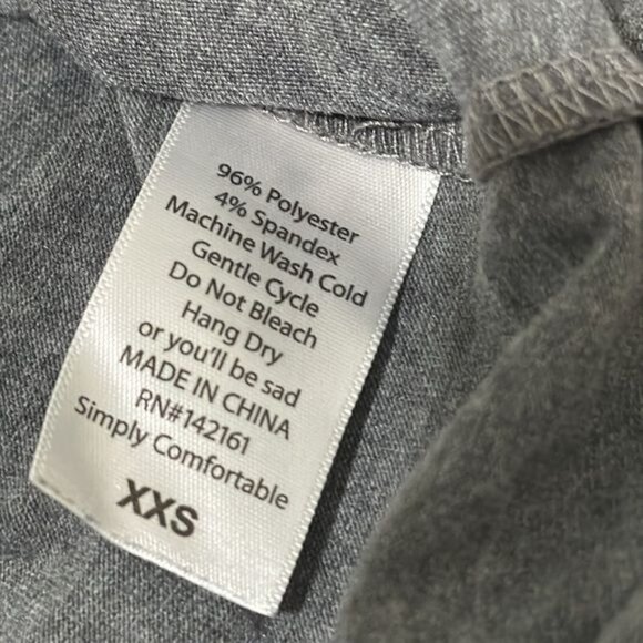 LuLaRoe Gray High-Low Hem T-Shirt XXS 96% Polyester 4% Spandex Made In China - Picture 4 of 5